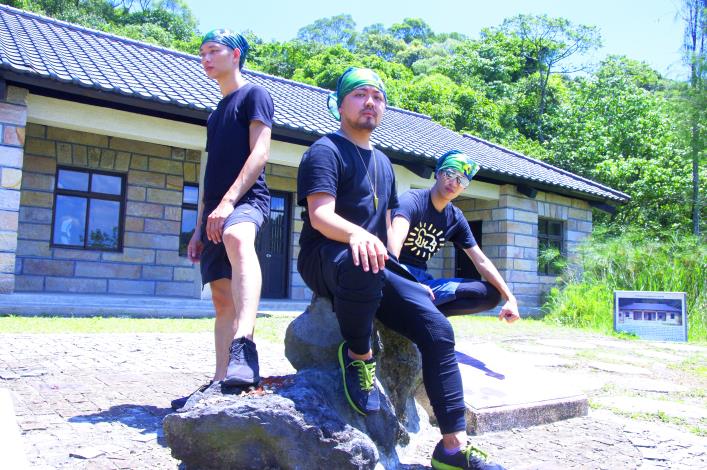 歡迎在石頭厝地質教室前拍照留念