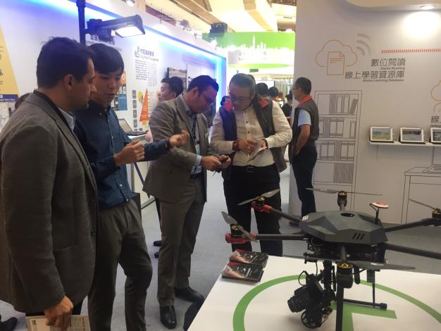 圖說：台北市政府向英國貴賓介紹台北館-無人機、3D地景內容。