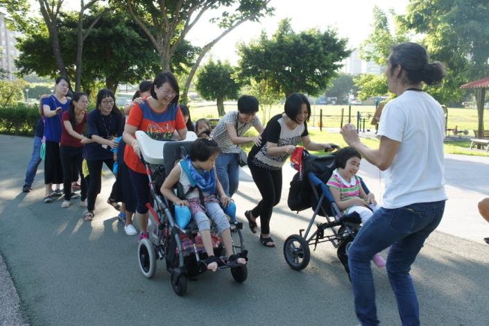 圖2.回應基地為華山貨運站的歷史，邀請大家變成火車，合力一起往前前進。