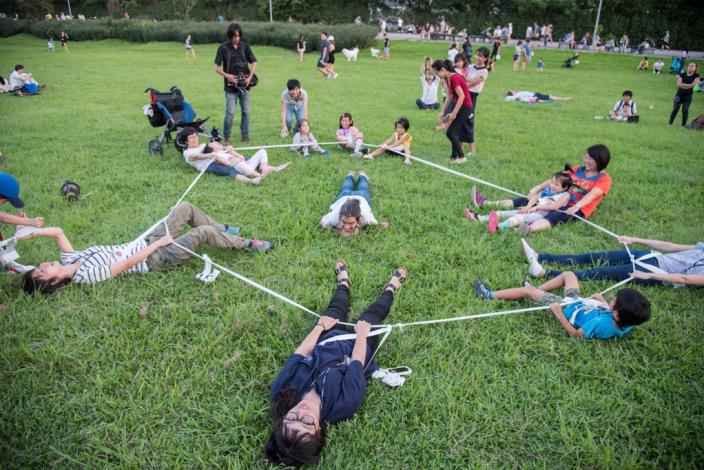 圖5.草地上的花朵圈遊戲，透過彈力繩在草地進行有趣的互動遊戲，大人小孩都開心。