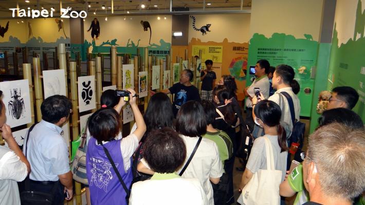 大批粉絲圍繞簇擁著動物畫家阿部弘士先生