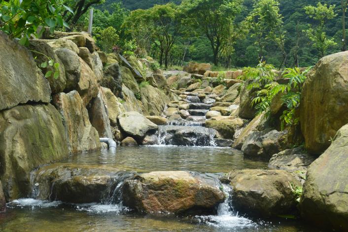 1-3臺北市竹子湖頂湖陽明溪支流，採用斷面不對稱方式，營造自然野溪風貌，建構生態廊道
