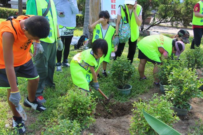 圖3一家大小種樹其樂融融