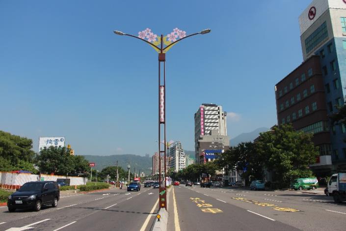 相片1-大業路櫻花路燈燈桿