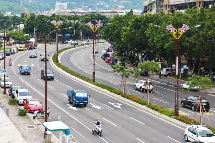 相片12-大業路櫻花路燈日間樣貌