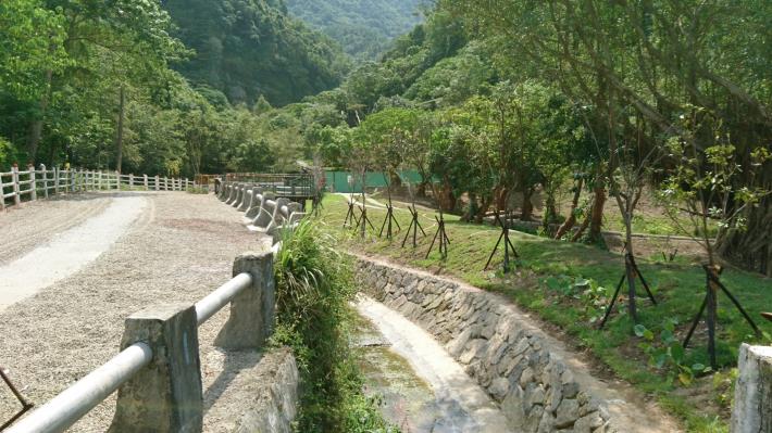 公園一景 – 入口，綠色山林映入眼簾。