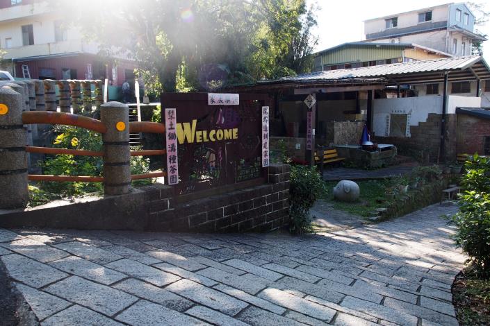 照片2　 樟樹步道可由茶香豬舍進入