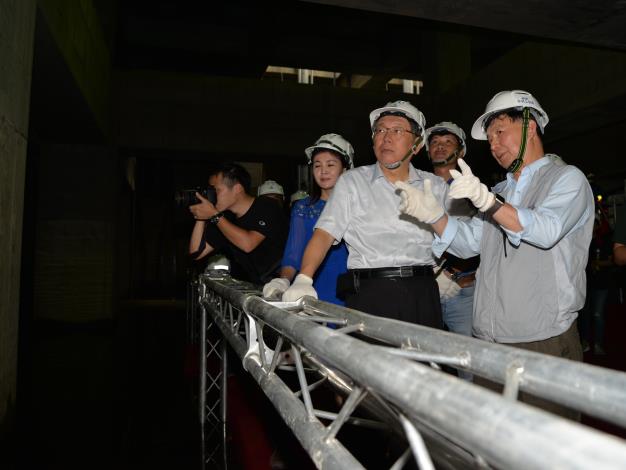 市長柯文哲和局長彭振聲及貴賓至滯洪池底部