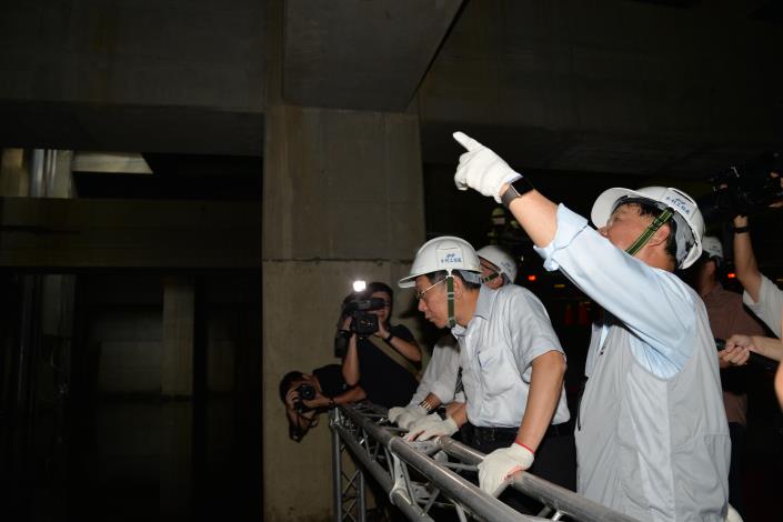 局長彭振聲向市長柯文哲說明工程