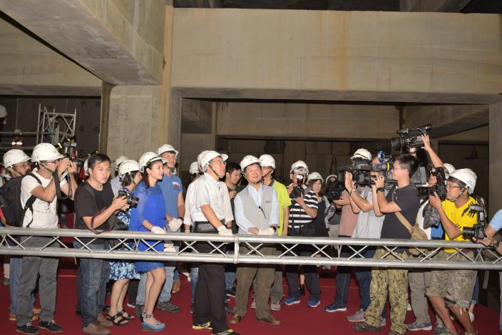 市長柯文哲和局長彭振聲到滯洪池底部
