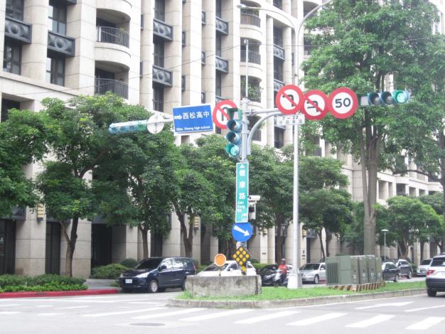 相片1-健康路路燈及交通號誌桿現況