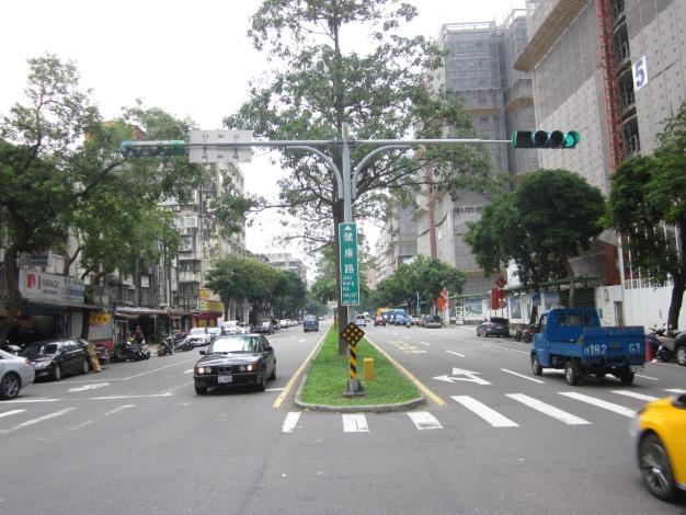 相片3-健康路路燈及交通號誌桿現況