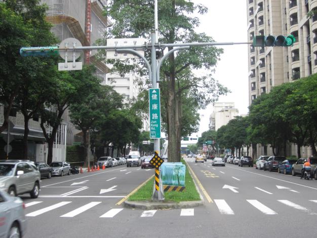相片4-健康路路燈及交通號誌桿現況