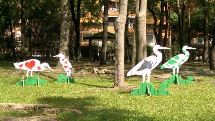 圖9碧湖公園黑板樹下方乘涼的彩繪鷺鷥作品