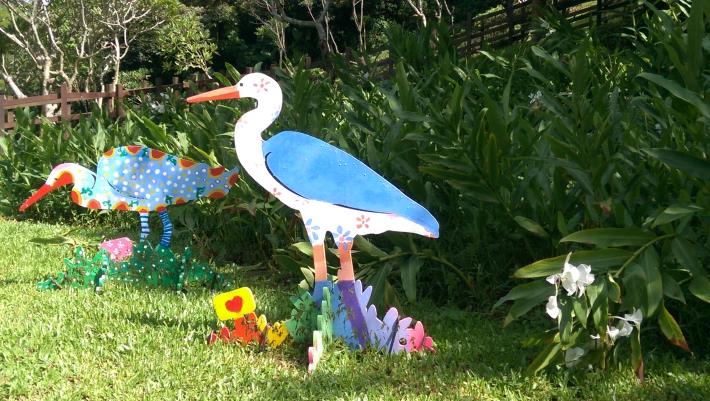 圖8碧湖公園野薑花叢前方休憩的彩繪鷺鷥作品