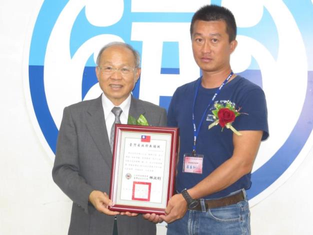 圖1. 葉生弘先生創立水上觀光遊憩與導潛事業，曾榮獲104年省府表揚的地方基層芳草人物