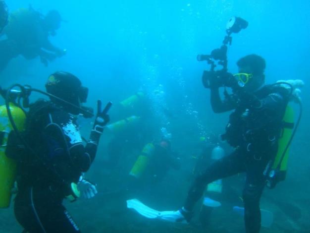 圖5. 澎湖海域海底潛水照三，葉先生帶團潛導澎湖南方四島海域。