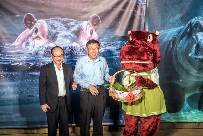 柯文哲市長與曾燦金教育局長贈送青牧草等食材給河馬代表