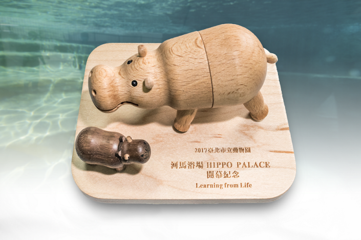 河馬新家開幕限定的紀念品，可以在動物園販賣站買到唷！