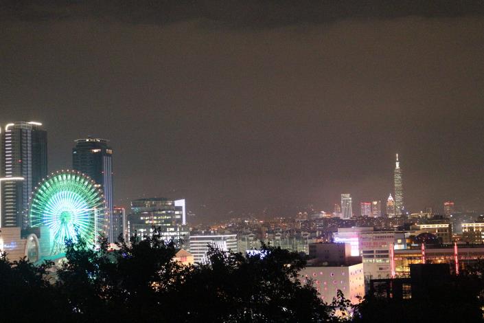 劍南蝶園眺望平台可直視臺北雙地標-美麗華摩天輪及101大樓，更可將臺北盆地景觀盡收眼底