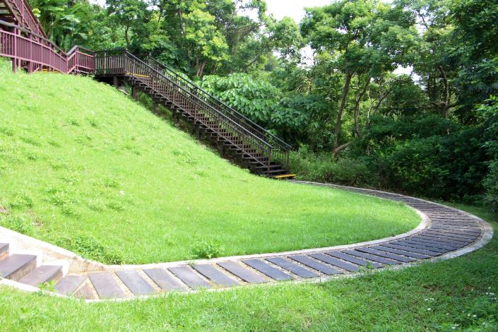 劍南蝶園步道走起來也十分舒適