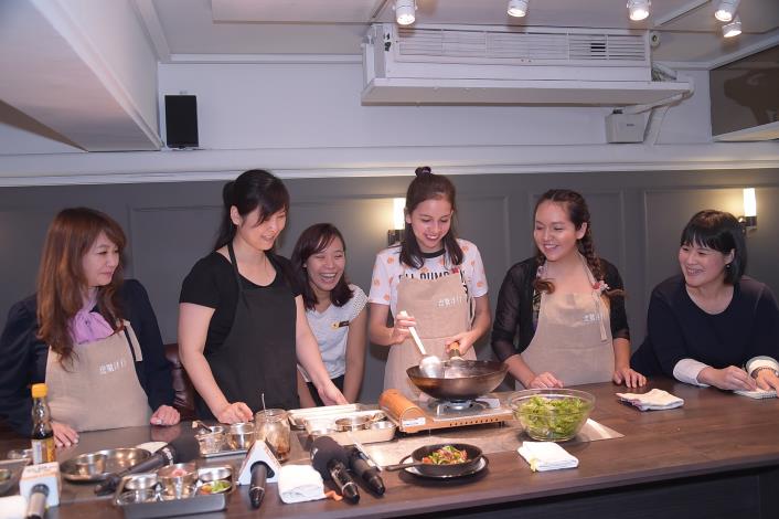 臺北市觀光傳播局邀請美國跆拳道選手莎曼瑞體驗廚藝教室。