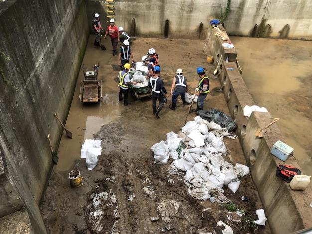 照片1-1臺北市北投區石牌路二段旁沉砂池清疏中