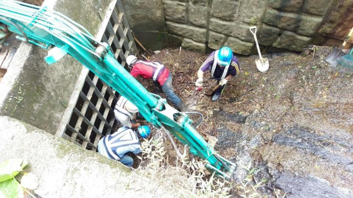 照片1-3臺北市中山區北安路旁沉砂池清疏中
