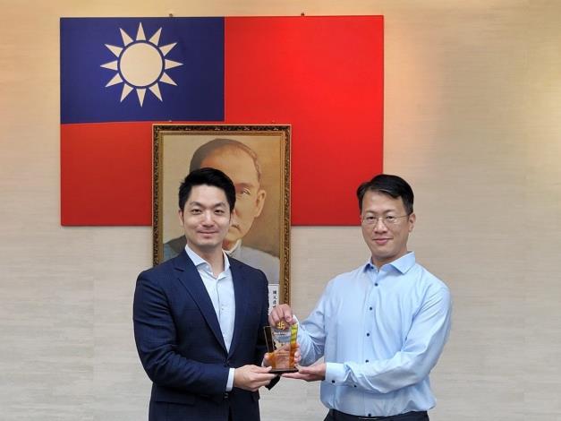 Engineer Yu-Kuo Tsai receiving the award