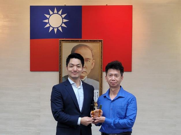 Engineer Ying-Chang Mei receiving the award