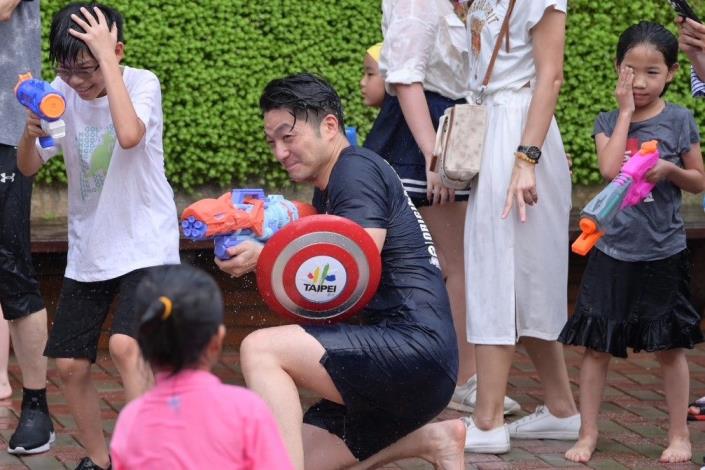 Mayor Chiang enjoys water fun with visitors to the Taipei Water Park 4