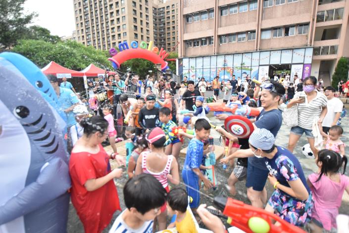 Mayor Chiang enjoys water fun with visitors to the Taipei Water Park 1.JPG