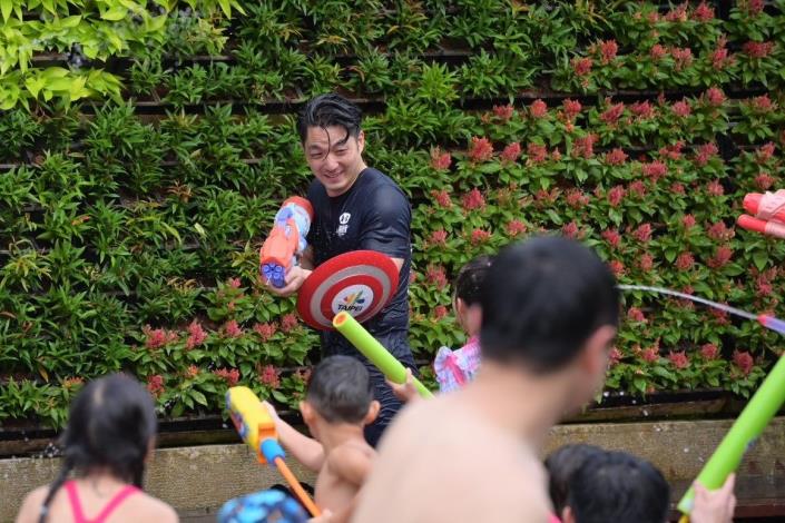 Mayor Chiang enjoys water fun with visitors to the Taipei Water Park 3