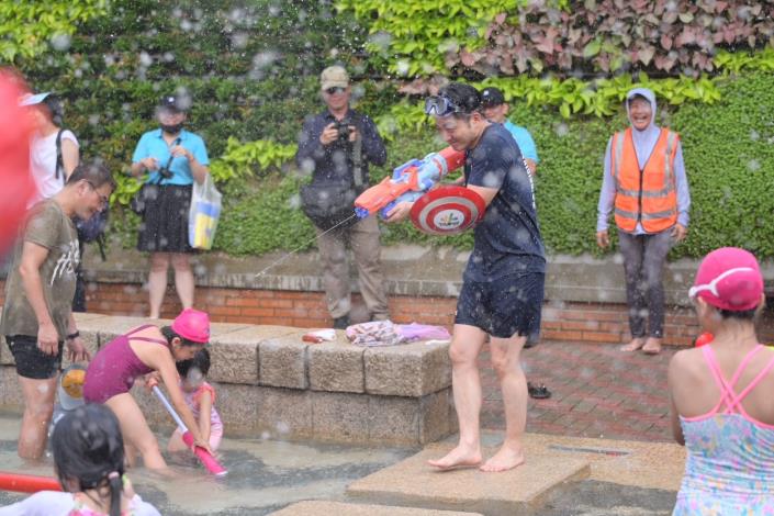 Mayor Chiang enjoys water fun with visitors to the Taipei Water Park 5