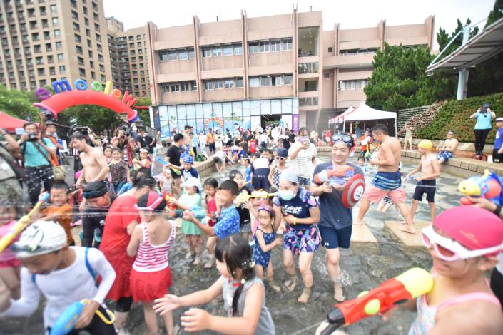 Mayor Chiang enjoys water fun with visitors to the Taipei Water Park 2.JPG