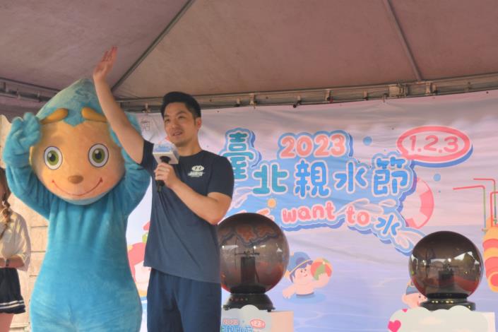 Mayor Chiang and Suiwukong, the mascot of the Taipei Water Department, jointly call for citizens to conserve water resources.JPG