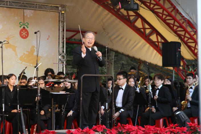 Professor Yeh Shu-Han and the NTNU Wind Band Leading the Performance
