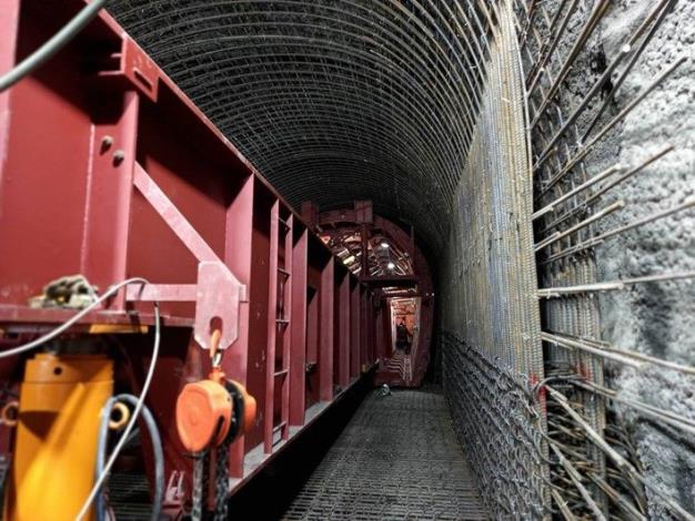 Reinforcement steel bar tying in the lining of the pipeline tunnel