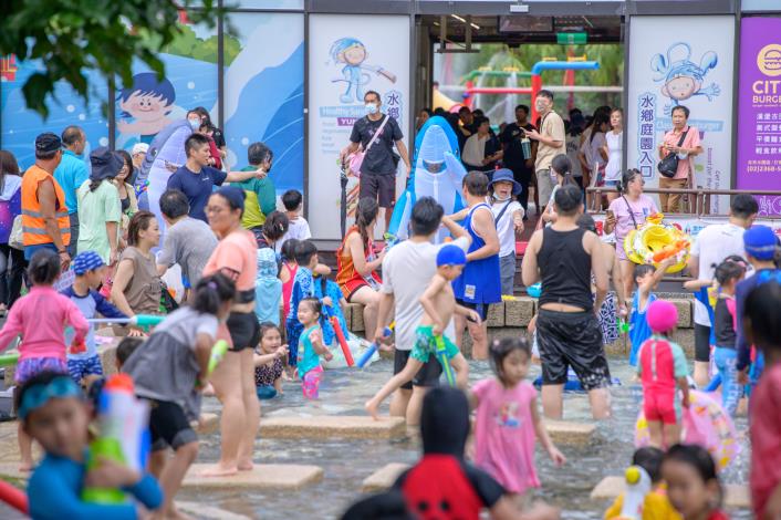 Every year, the Taipei Water Park hosts the Taipei Water Festival, attracting crowds of water enthusiasts 3