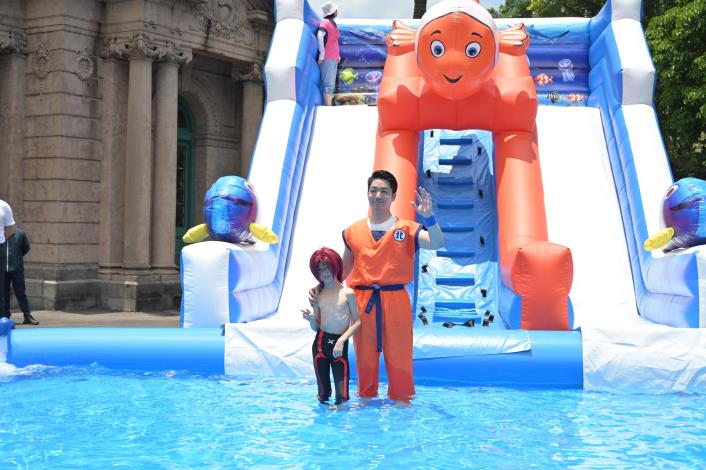 Mayor Chiang Wan-an unveils inflatable water slide