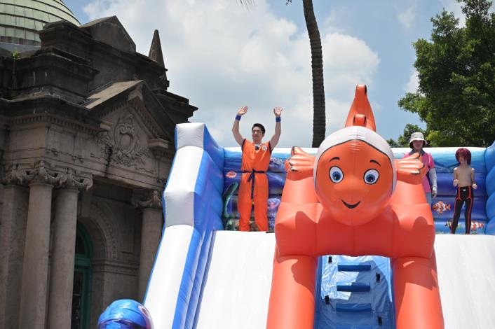 Mayor Chiang Wan-an unveils inflatable water slide