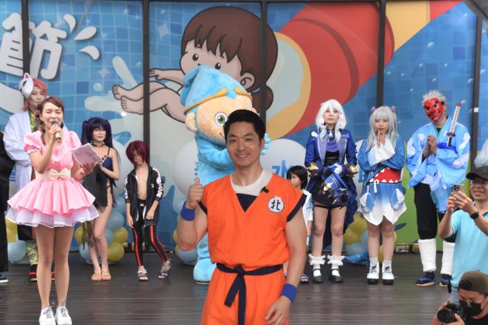 Mayor Chiang Wan-an transformed into Dragon Ball's Goku and walked the runway with Suiwukong