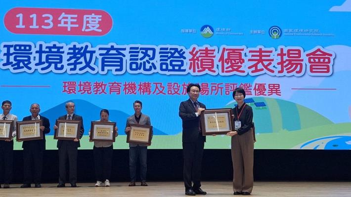 Deputy Commissioner Shun-li Chang receives the award on behalf of the Taipei Water Department