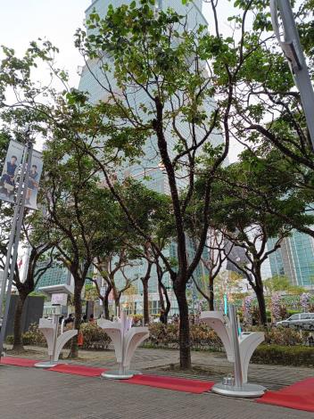 The new Azalea Direct Drinking Fountain debuts at the Breeze Nanshan greenbelt to celebrate New Year's Eve with you
