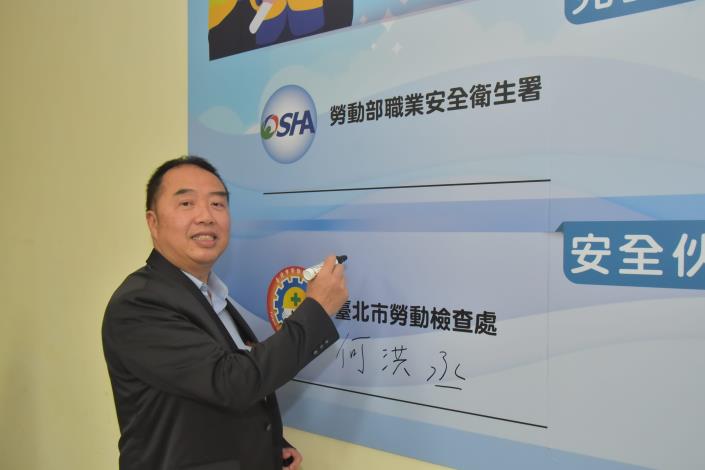 Chief Secretary Lee Wen-jinn of the Occupational Safety and Health Administration, Ministry of Labor, signing the declaration