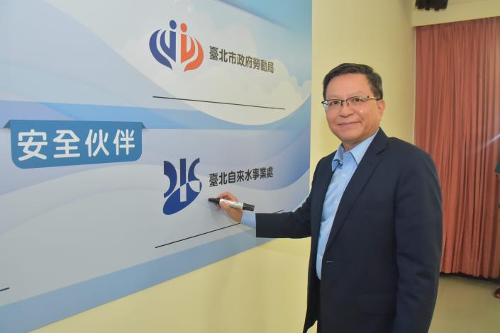Commissioner Fan Huan-ying of the Taipei Water Department signing the declaration