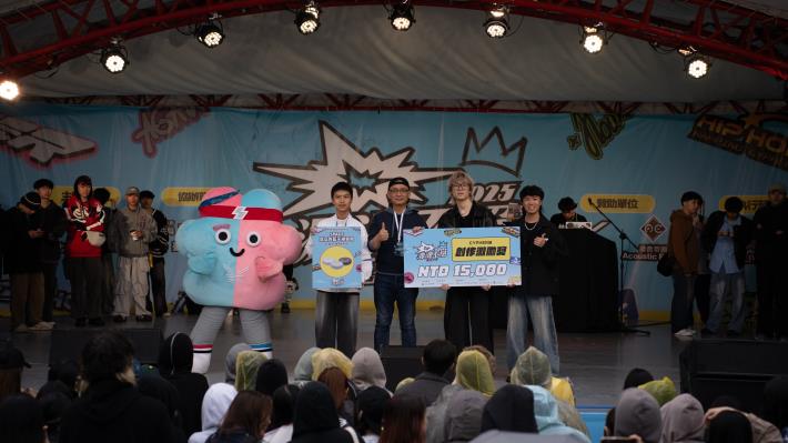 Over NT$200,000 in cash and prizes were awarded by Deputy Mayor Chang to encourage youth creativity and artistic exploration