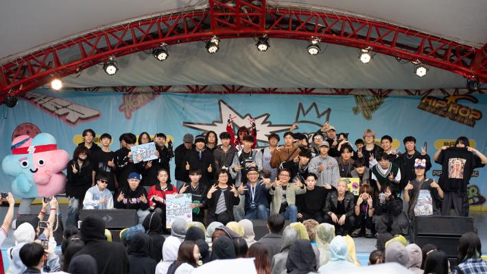 Finalists posed for commemorative photos with the Deputy Mayor Chang after their incredible performances