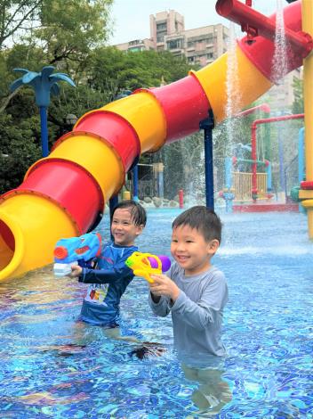 With a water depth of 40–60 cm, Water Country Park is perfect for children aged 3 to 12. 1