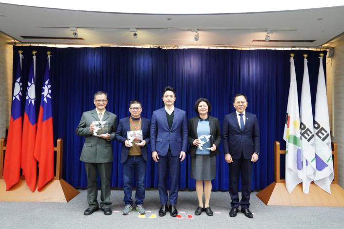 表揚「113年度臺北市政府各級機關及全國企業、團體採購庇護工場暨社會企業產品競賽」，請局長上臺合影留念C組